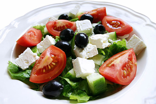 Курс на здоровье: сколько калорий в греческом салате и в чем его польза?