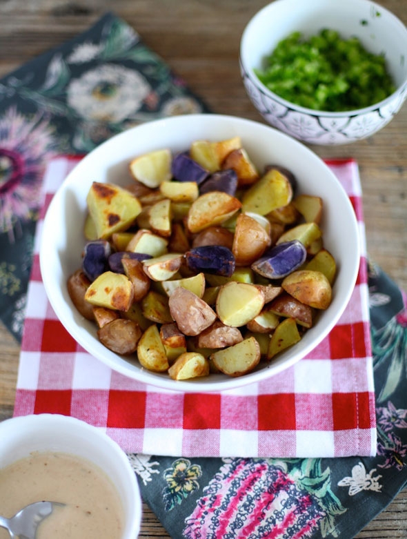 Легкий салат с запеченным картофелем